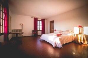6 bedrooms, iron/ironing board, WiFi, bed sheets