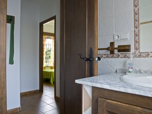 Sèche-cheveux, serviettes fournies