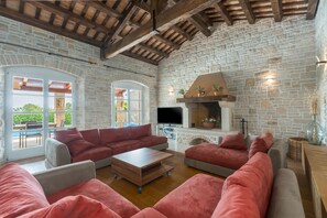 Télévision, cheminée