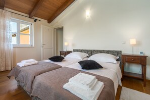 6 bedrooms, iron/ironing board, travel cot, WiFi - Fantastic villa up to 12 persons with sea view. (Kastelir)