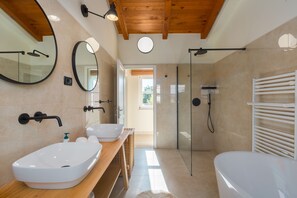 Combined shower/tub, hair dryer, towels, soap