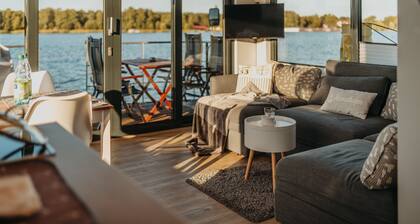 Hausboot Enola, ein Riverloft auf dem Röblinsee mit Motorboot Fürstenberg/Havel
