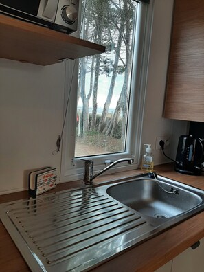 Fridge, microwave, oven, stovetop - "The sea if nothing" - Mobilhome Sea View Camping du Conguel 4 * (Quiberon)