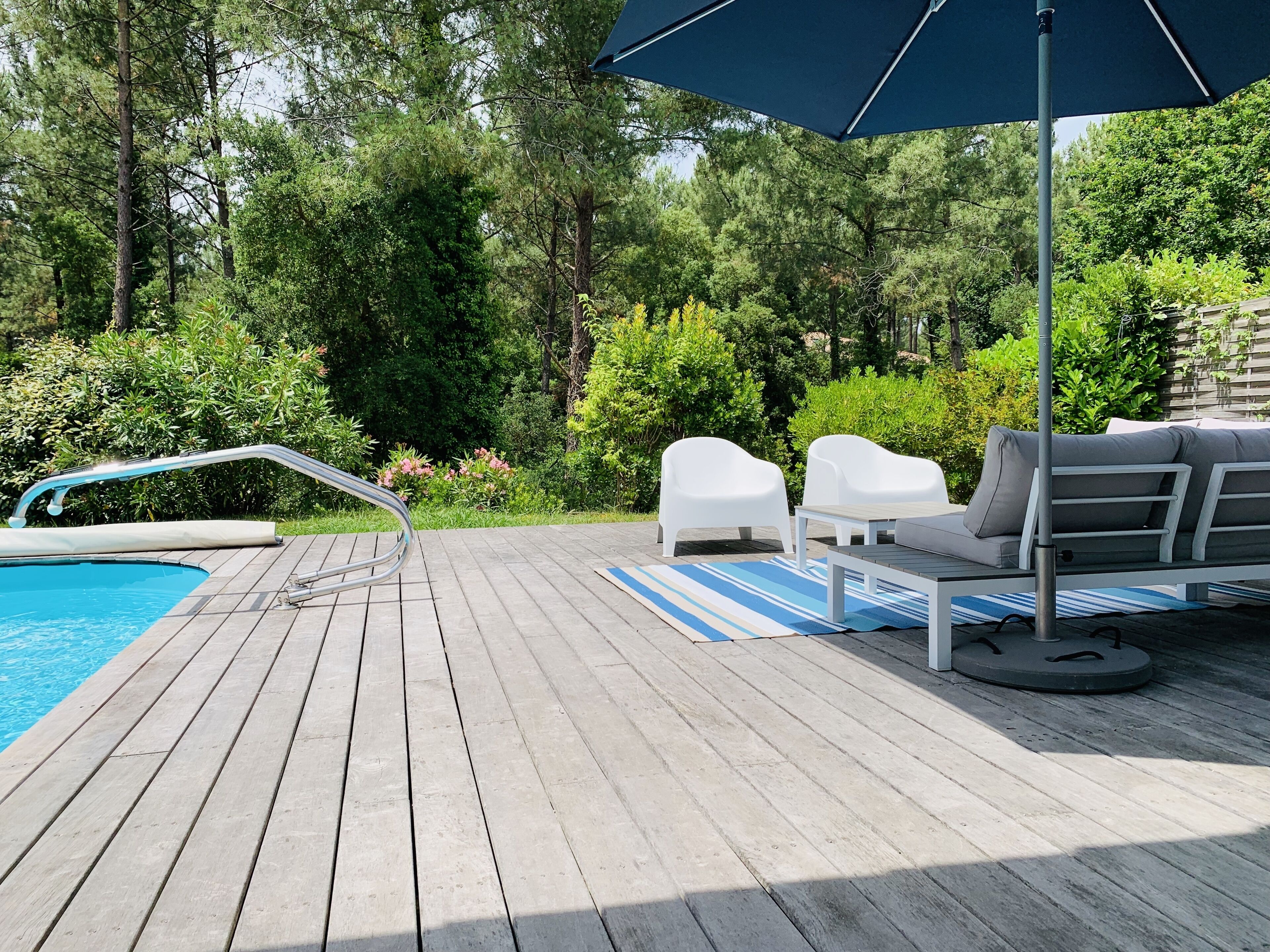 Una piscina al aire libre