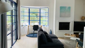 Una televisión, una mesa de tenis de mesa