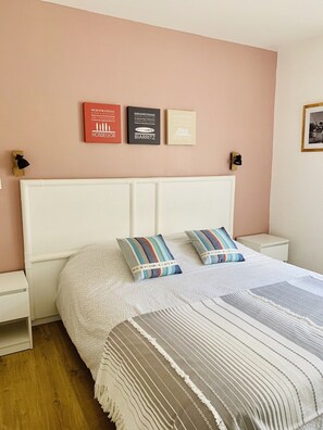 3 bedrooms, desk, iron/ironing board, travel crib