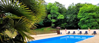 2-bedroom gîte for 5 to 7 people in Sarlat. Heated swimming pool. 