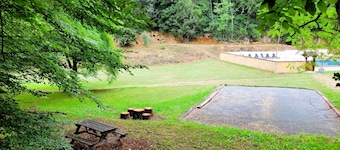 2-bedroom gîte for 5 to 7 people in Sarlat. Heated swimming pool.