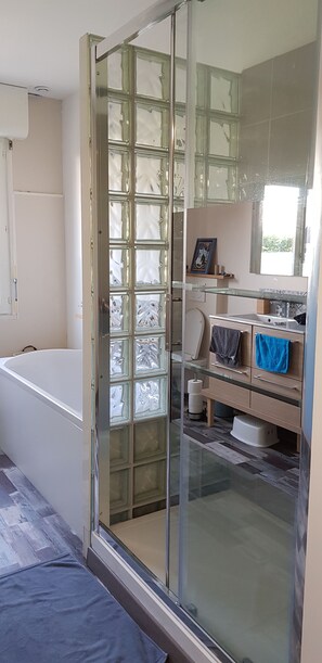 4 soverom, strykejern/-brett, reiseseng for barn og wi-fi (inkludert)