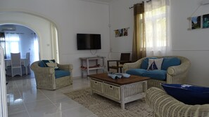 TV - PRETTY VILLA IN A GREEN CASE 3 MIN FROM THE TROU AUX BICHES BEACH (Trou aux Biches)