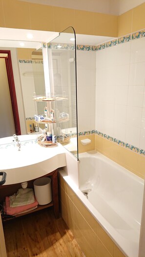 Combined shower/bathtub, hair dryer, towels - PLAGNE SOLEIL - Montsoleil B- 5 Pers - Direct access to slopes from living room (La Plagne-Tarentaise)