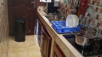 KĂŒhlschrank, Mikrowelle, Ofen, Herdplatte