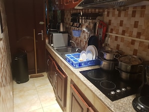 Fridge, microwave, oven, stovetop - Apartment 3 Residence Kuwait City. (bonamoussadi) bangué (Douala)