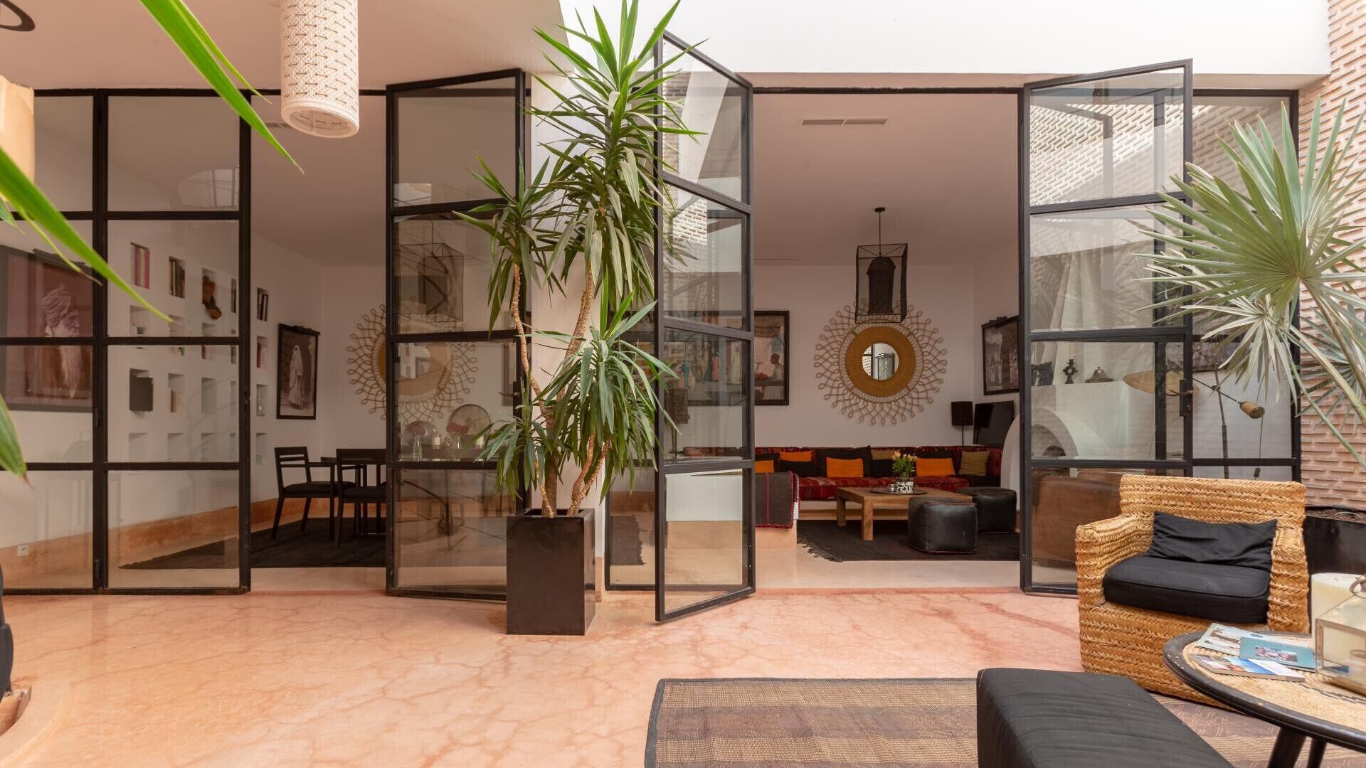 الم نشأة من الداخل