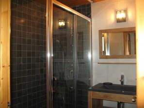 Dusche, Haartrockner, Seife, Toilettenpapier