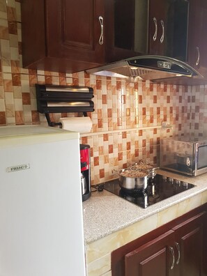 Een koelkast, een magnetron, een oven, een kookplaat