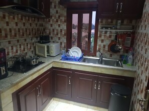 Fridge, microwave, oven, stovetop - Studio 2 Residence Kuwait City. (bonamoussadi) bangué (Douala)