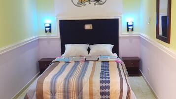 BĂŒgeleisen/BĂŒgelbrett, WLAN, BettwĂ€sche