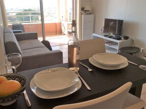 Dining - Melo's Studio with amazing views of Cannes and the sea as well as WiFi (Cannes)