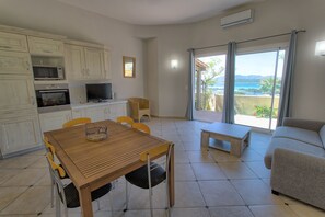 Dining - F4 Exceptional view on the bay of Saint Cyprien and the gulf of Porto-vecchio (Zonza)