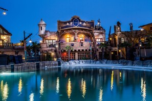 Un edificio grande con fachada temática pirata, incluyendo un letrero que dice 'Captain Pirate'.
