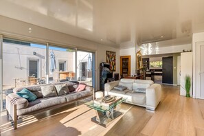 Smart TV, video games, DVD player, table football - Luxury villa (210m2)-AC-Pool-Spa-Games room-Barbecue-Parking. (Alignan-du-Vent)