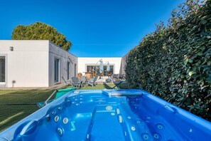 Terrace/patio - Luxury villa (210m2)-AC-Pool-Spa-Games room-Barbecue-Parking. (Alignan-du-Vent)