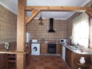 Fridge, microwave, oven, dishwasher - Private pool, perfect for a quiet vacation, covered terrace, outdoor grill, lounge chairs - Casa Aguaitos 2 - (Conil de la Frontera)