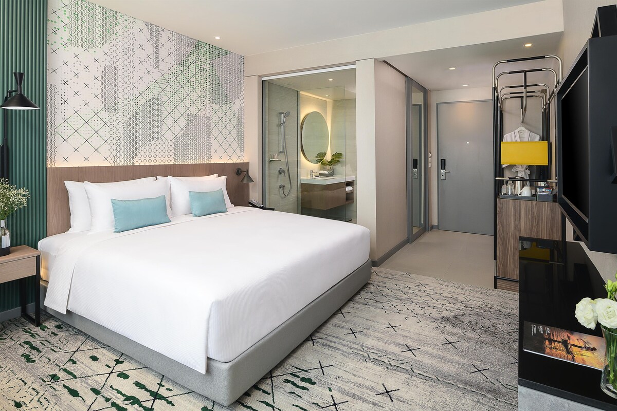 Superior King Room | 1 bedroom, minibar, in-room safe, desk
