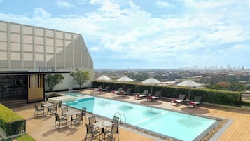 Alberca al aire libre y camastros