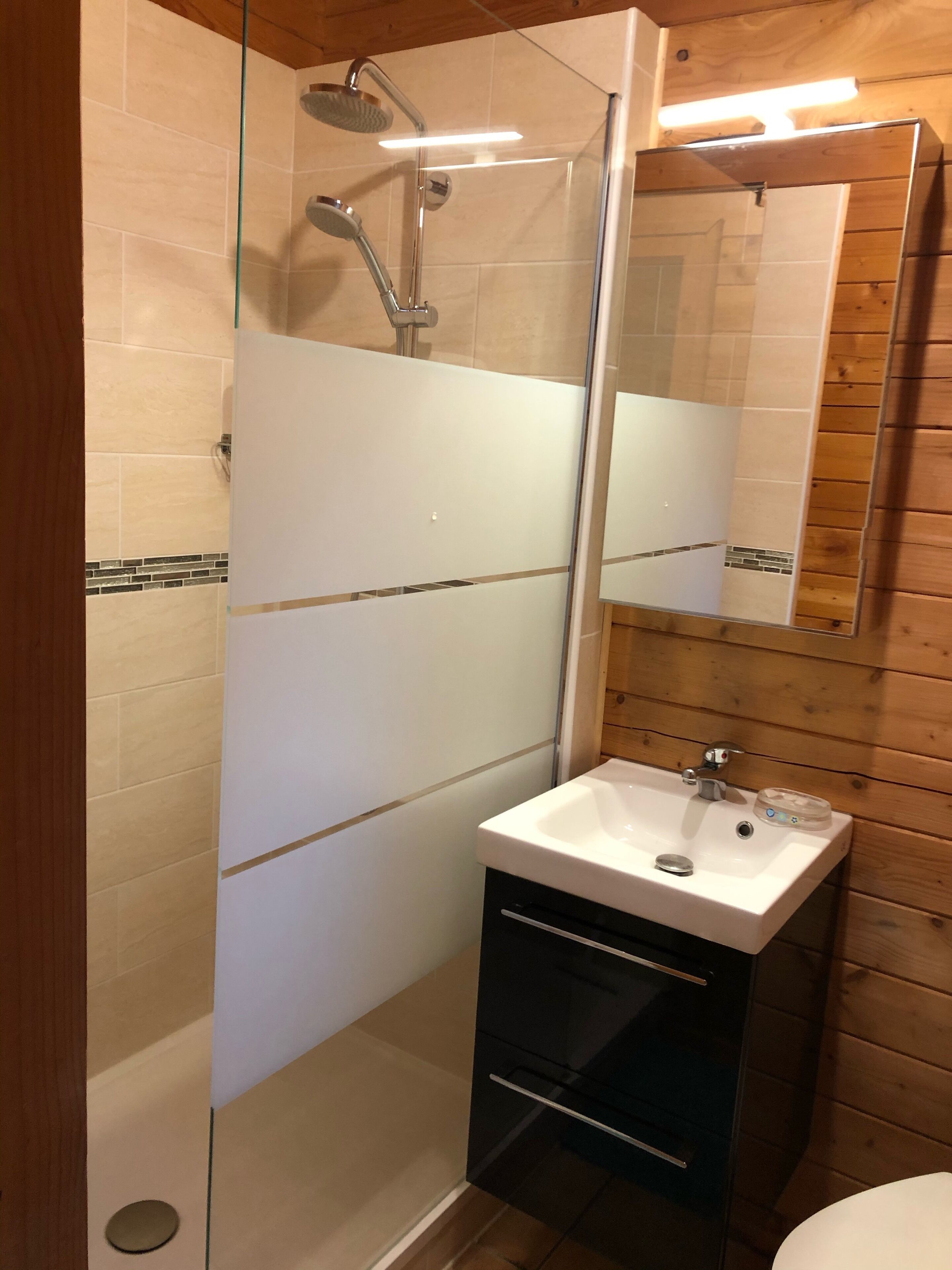 Douche, sèche-cheveux, papier toilette