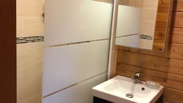 Een douche, een haardroger, toiletpapier