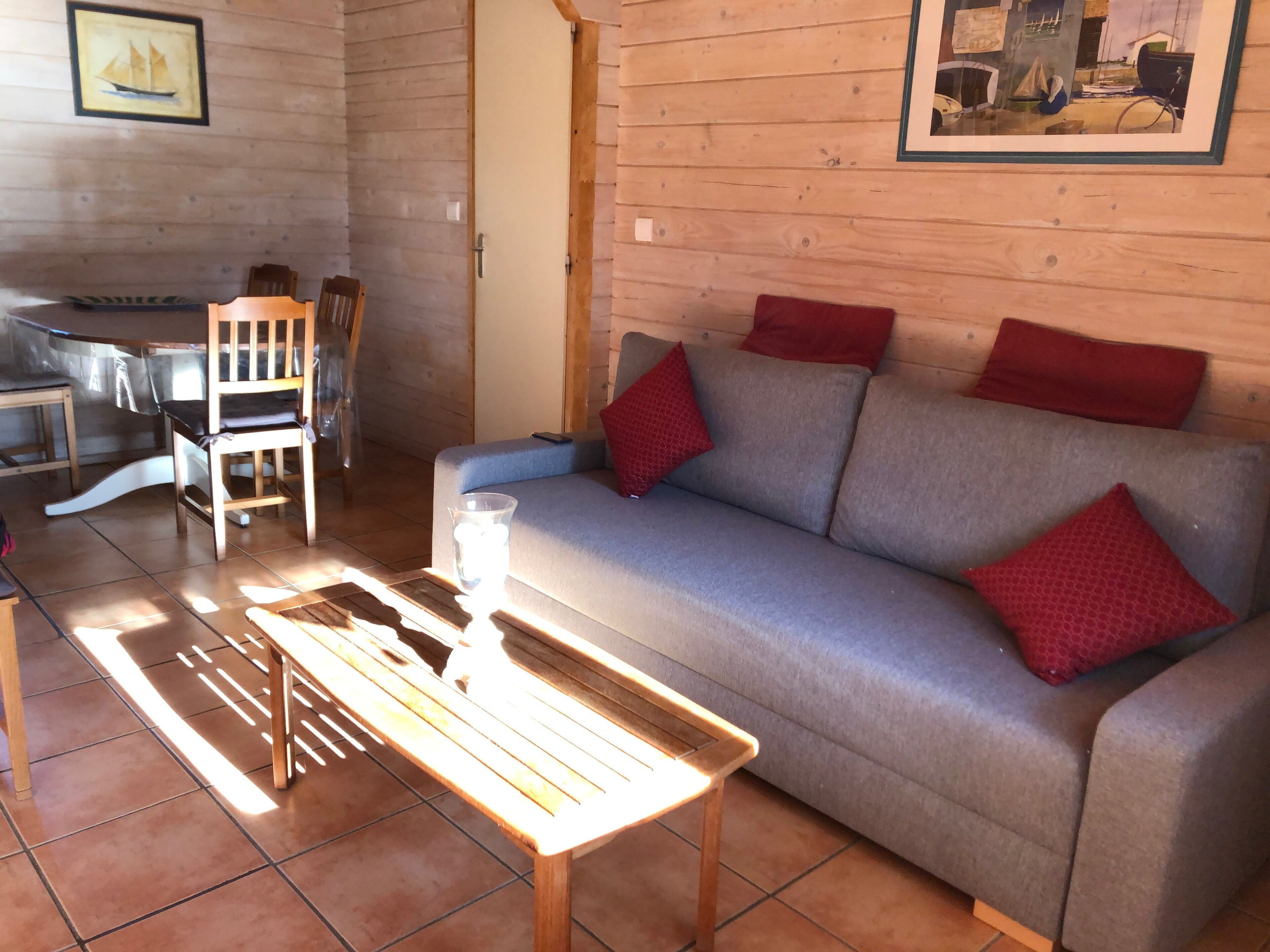 智能電視、乒乓球設施、音響