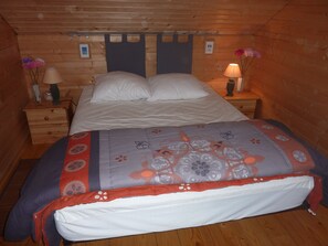 2 bedrooms, iron/ironing board, travel cot, free WiFi