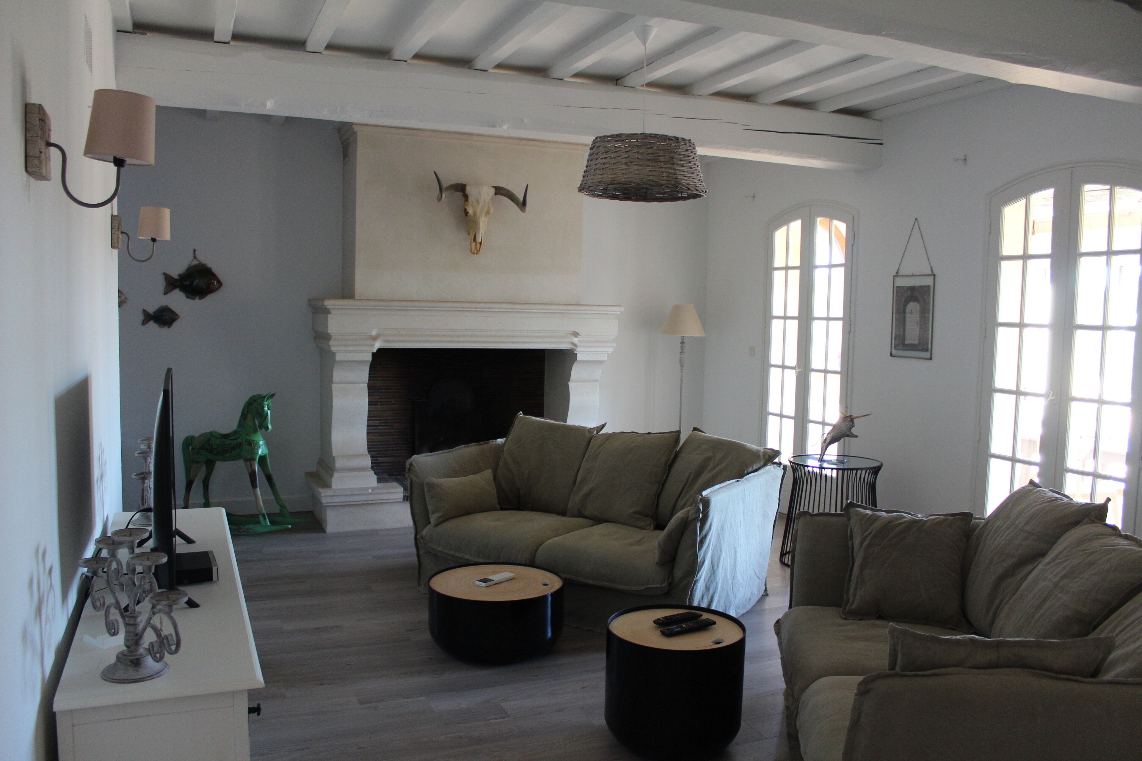 Amplia sala de estar con chimenea, dos sofás y una mesa de centro.