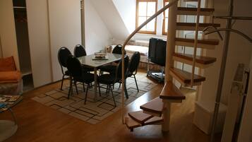 Apartment | Wohnbereich | 1-Zoll-Flachbildfernseher mit Satellitenempfang, Fernseher