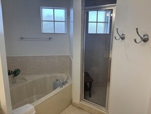 Duschwanne, Haartrockner, Bidet, Handtücher