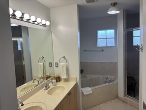 Ensemble douche/baignoire, sèche-cheveux, bidet, serviettes fournies