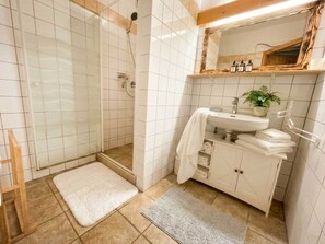 环保洗浴用品、吹风机、毛巾