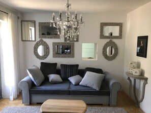 Televisión y chimenea 