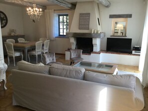 Televisión y chimenea 