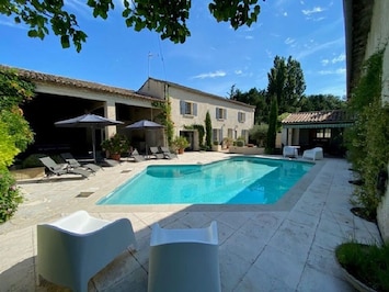 SÉNAS vacation rental, Provencal Mas for rent with all comfort terrace for 8 people. Online reservation with Plaisirs & Maisons de Provence