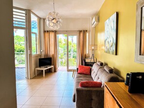 TV - Apartment in swimming pool and beach residence (Saint-François)