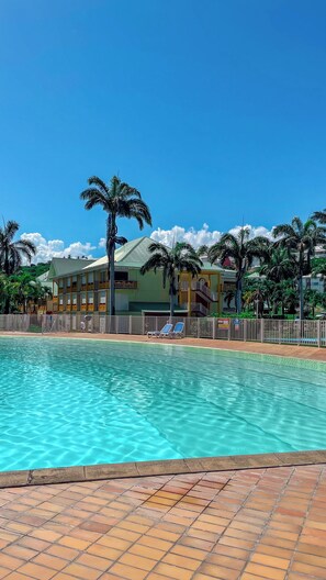 Pool - Apartment in swimming pool and beach residence (Saint-François)