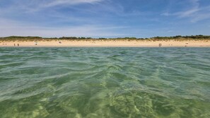 Plage à proximité, chaises longues
