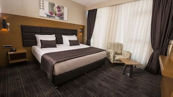 Suite Deluxe, vue ville | Minibar, coffres-forts dans les chambres, bureau, rideaux occultants