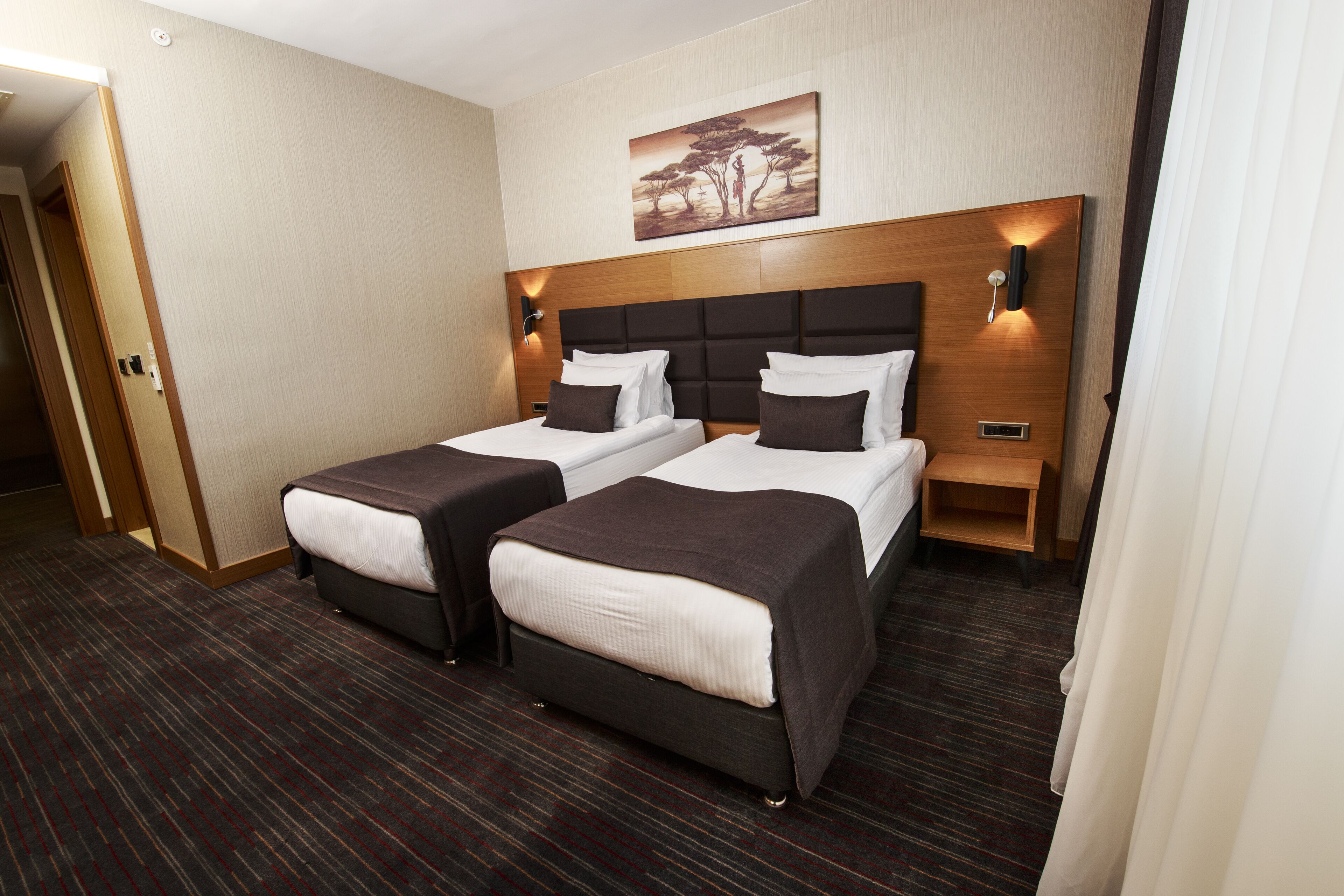 standard double or twin room, 1 bedroom, city view | minibar, in-room safe, desk, blackout curtains