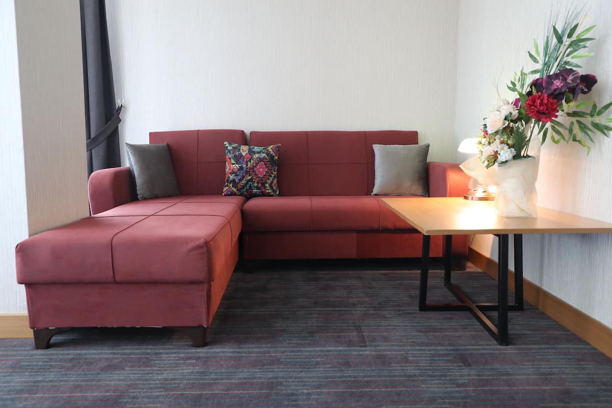 deluxe suite, city view | minibar, in-room safe, desk, blackout curtains