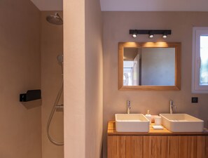 Baignoire, sèche-cheveux, savon, papier toilette