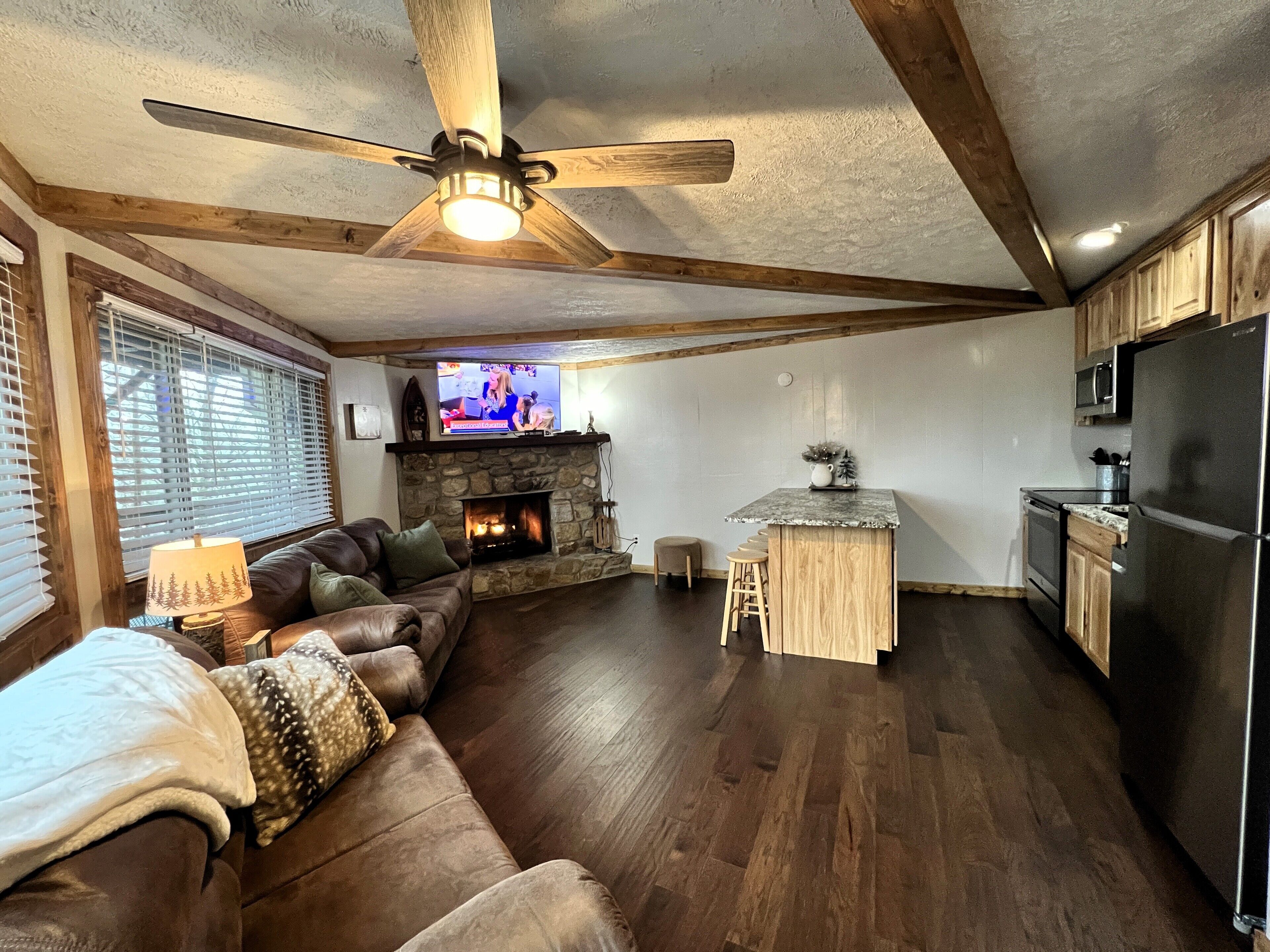 Una televisión, una chimenea